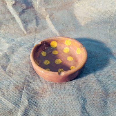 posacenere_viola_pallini_gialli_25x10_cm_150_g_2